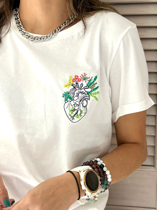 CAMISETA CORAZÓN ANATÓMICO FLORES BORDADAS