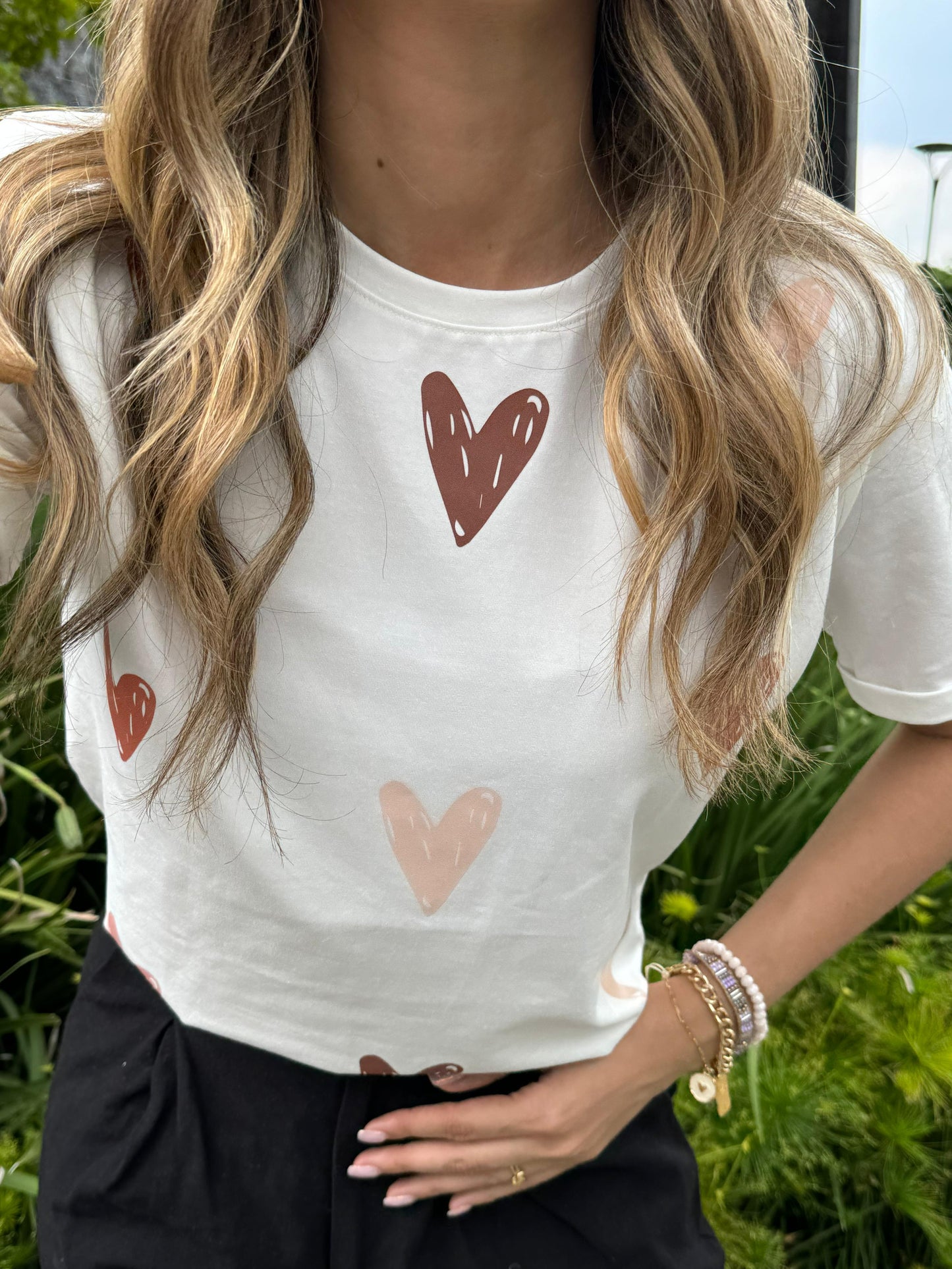 CAMISETA CORAZONES VINTAGE TAUPE